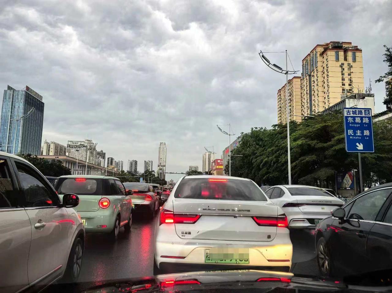 5月渗透率62.9%、销量前十清一色新能源——燃油车这次不是"遇冷"，是结构性出