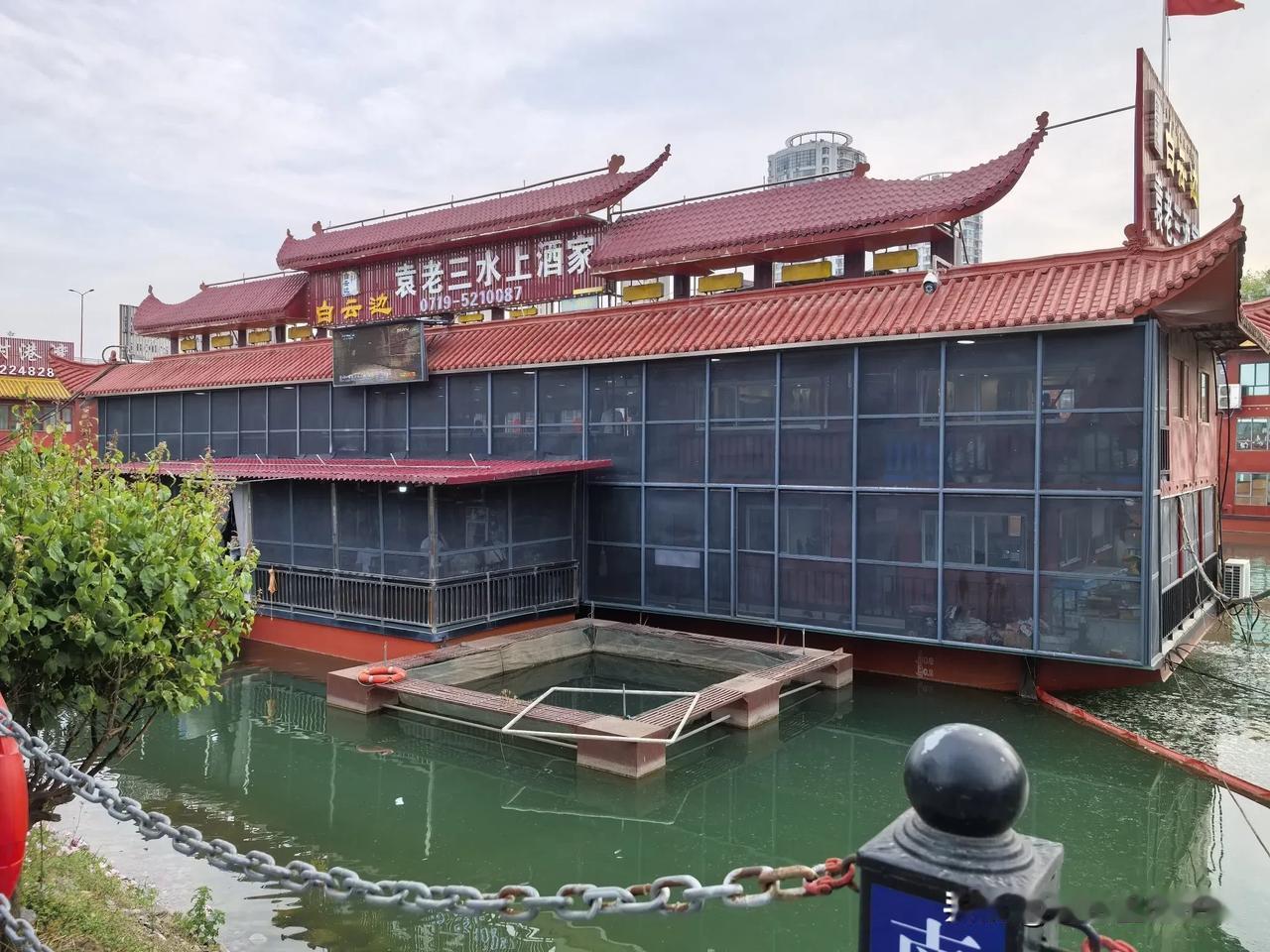 出来玩，当地特色美食咋能缺习呢？

儿子在网上搜索一下，我们看上了一家饭馆，是在