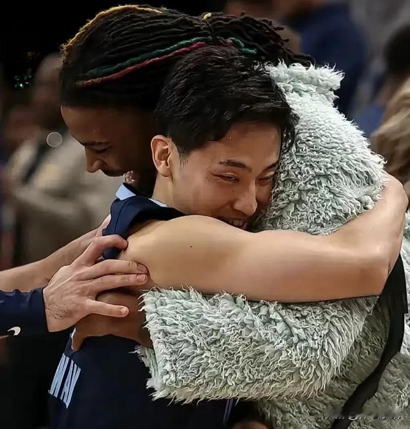 实话实说，日本男篮，河村勇辉在NBA灰熊队表现出色，离不开莫兰特的帮助，看起来他