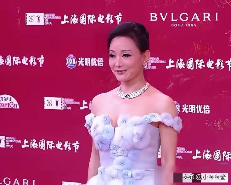 65岁的陈冲
最近频繁出镜，原来是回到了祖籍上海，住在平江路的老房子里。

近日