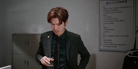 假如蜜语遇上男艺人在床上大便一场身份悬殊的对峙，看清人性真实模样。艺人自持流量肆