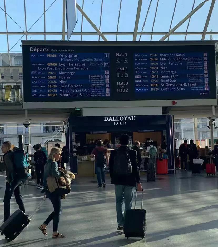 终于在国外亲身经历了一次中文不是加密语言今天去巴黎找我朋友玩，她来车站接我，然后