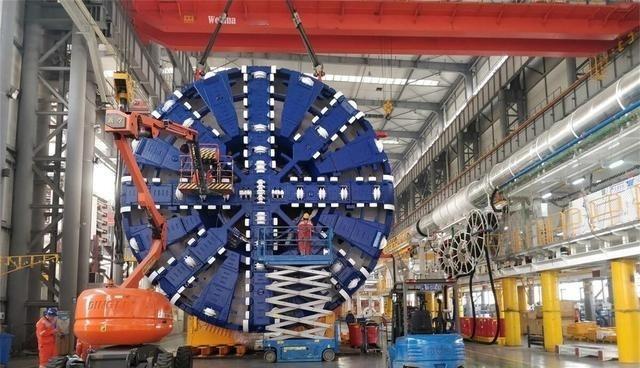 当年那台德国盾构机，修要100万，不修又怕出事，结果中国工程师拆开一看——根本不