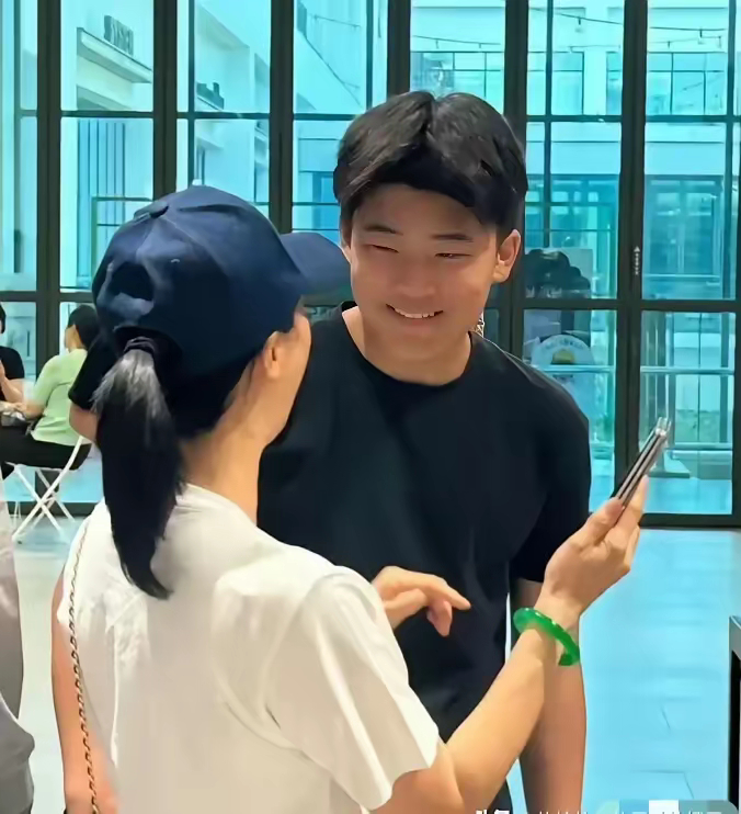 王楠那1800万的镯子可太让我惊着了！在公共场合都戴着保护套呢。我之前从来都不知