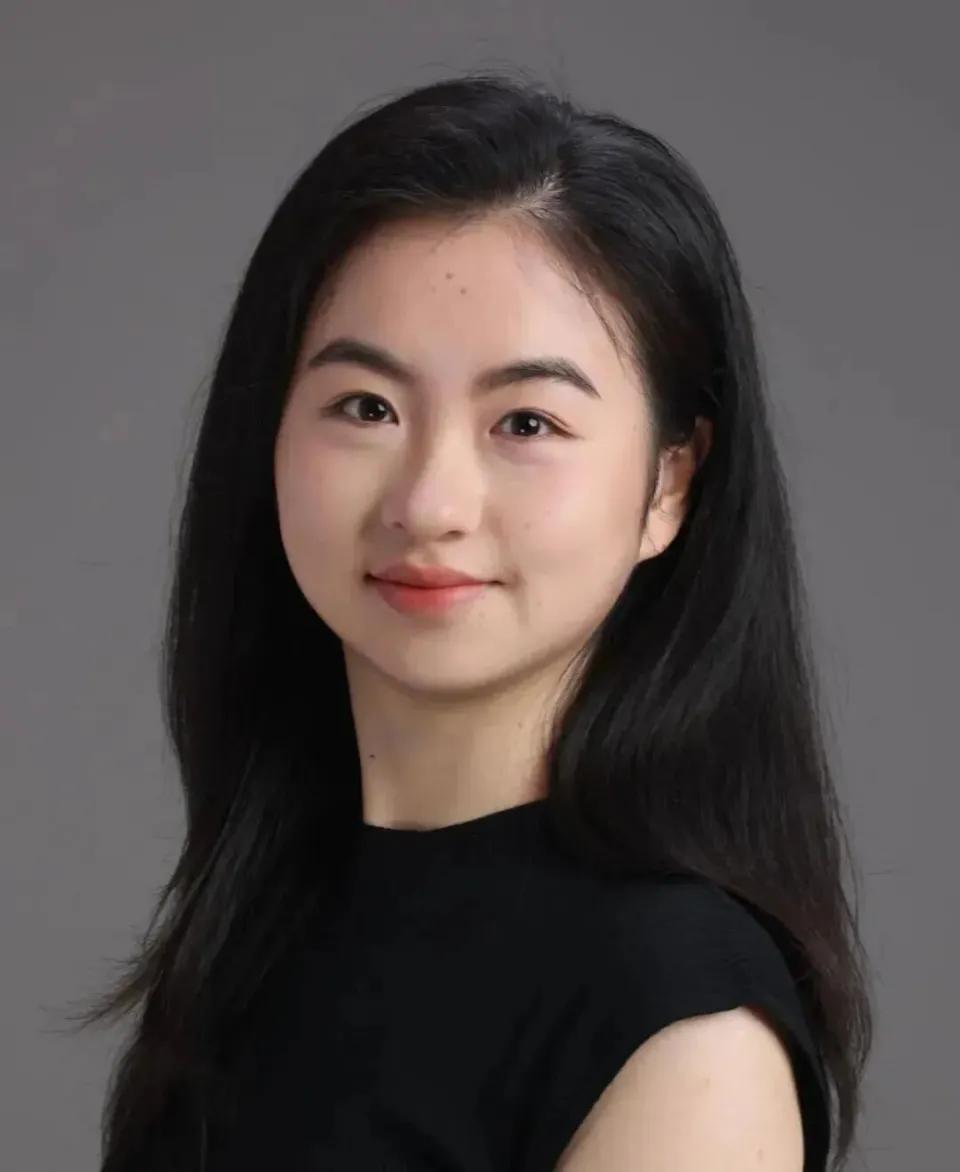 一个安徽00后小姑娘，刚毕业3年，穿着洞洞鞋就上了世界领奖台。她一个人干翻了哈佛