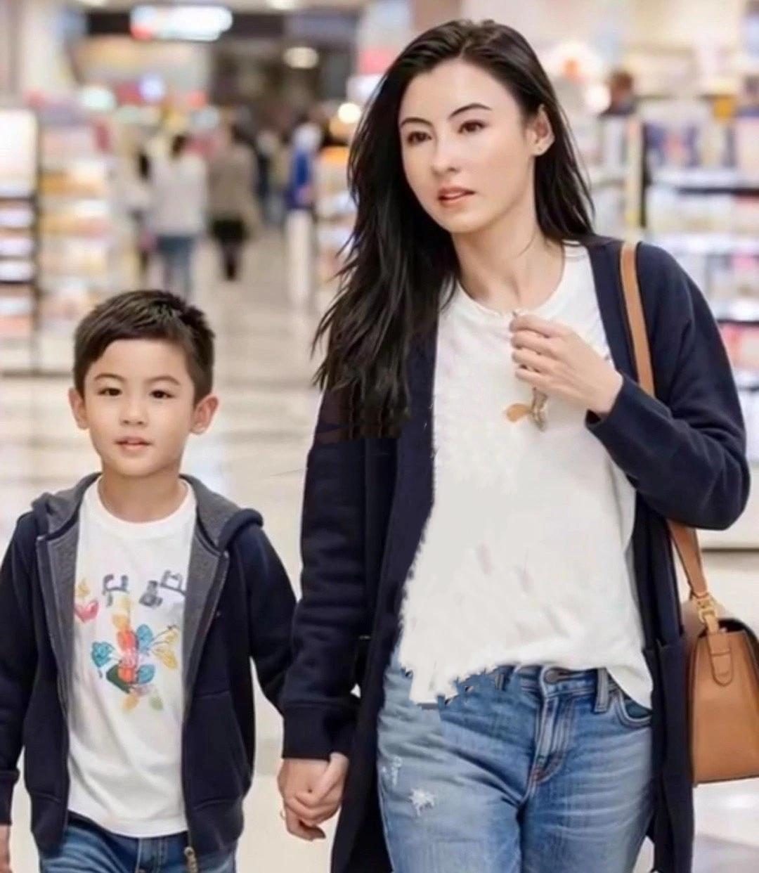 张柏芝和小儿子一起逛街，这小宝贝颜值爆表，完全是妈妈的颜值担当，比他那两个哥哥还