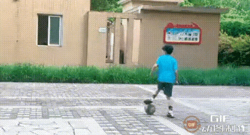 记住这小子，别让他跑了！未来一定要进国足，未来振兴足球，打进世界杯，就靠他们了！