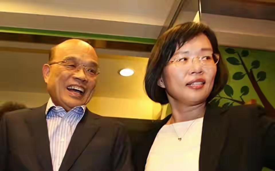 5月21日，民众党新北议员参选人开记者会，直接戳破苏贞昌家族的钱袋子猫腻。他们揭