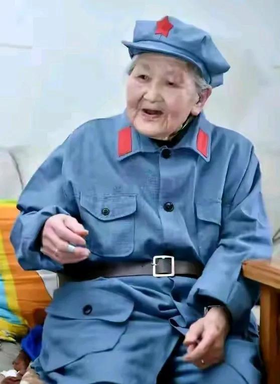 王全英，我国唯一健在的女红军老战士，今年105岁。
她1921年出生于四川金川，