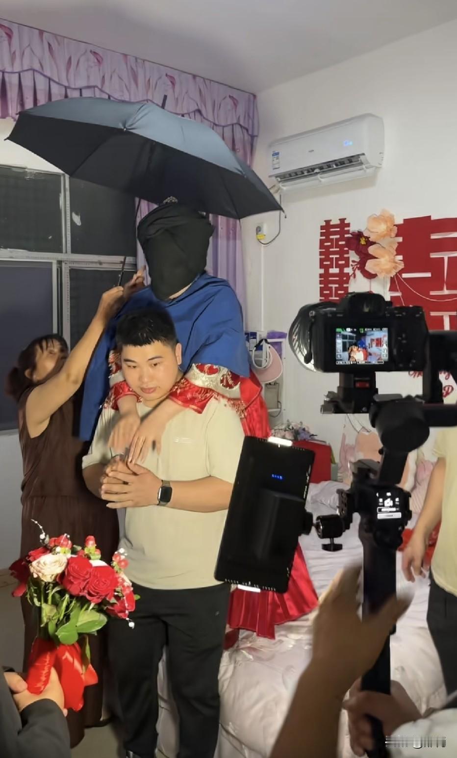问一下有没有谁分解一下，黑步抱头，打黑伞是什么意思