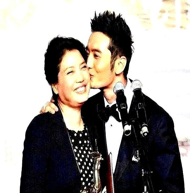 黄晓明这顿年夜饭，桌上坐着两个爹，两个妈。
 
本来是陪自己爸妈在三亚过年，一扭