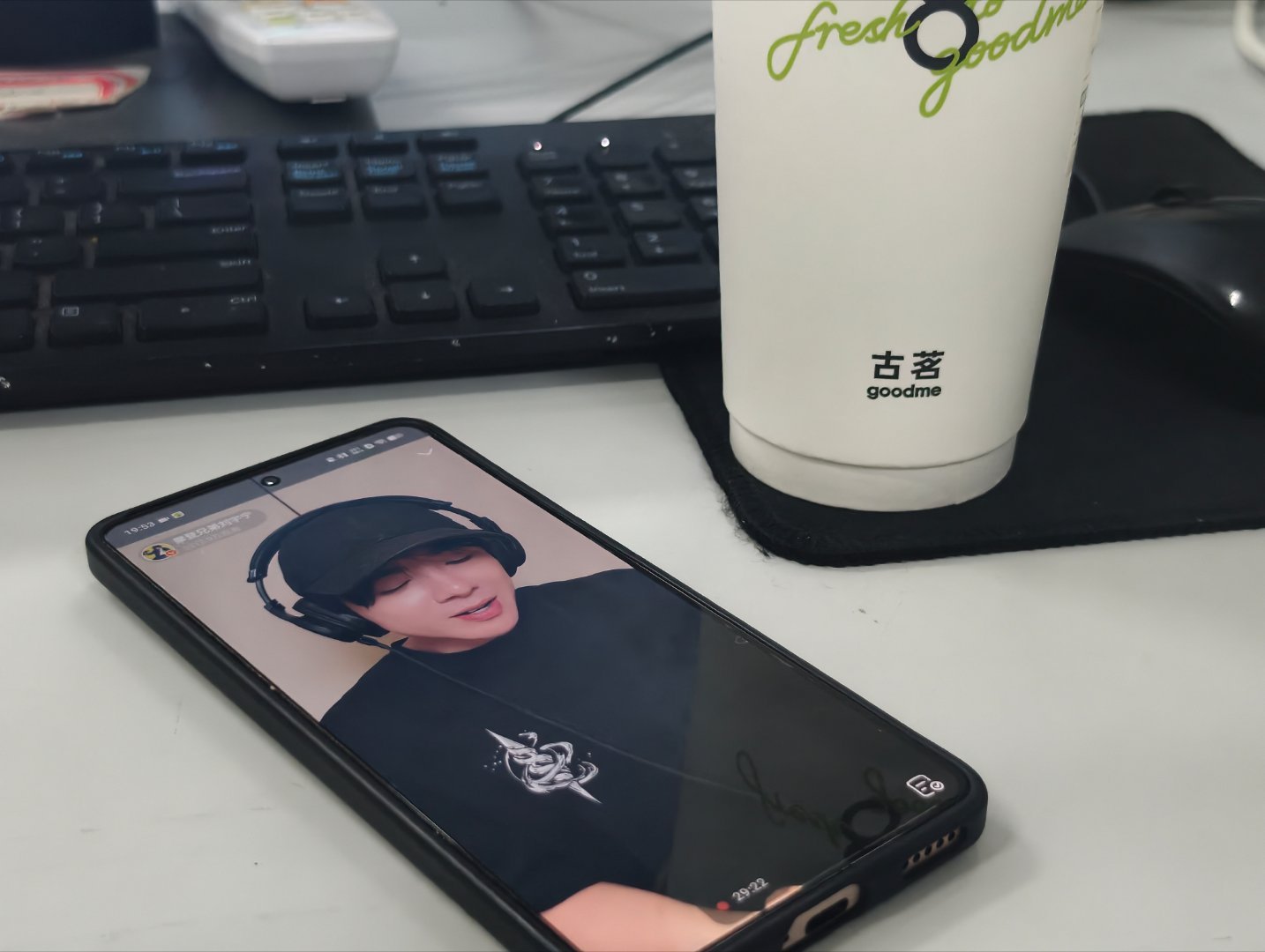 昨晚看直播的我。上班摸鱼。奶茶也是安排上了的。 ​​​