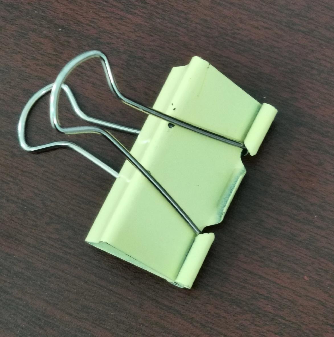 有人曾发视频说，用一个铁夹子夹在汽车的遮阳板上，就可以把大疆的运动相机吸在上面。