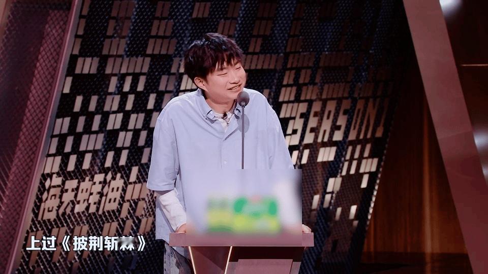 小奇把艾福杰尼当逗号用 小奇这波“纯恨局”够狠！节目里全程把艾福杰尼当逗号，句句