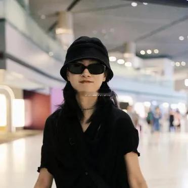 万茜黑色衬衫自带利落气质，搭配垂坠感米白色长裙柔简约不单调透着不动声色的高级质感