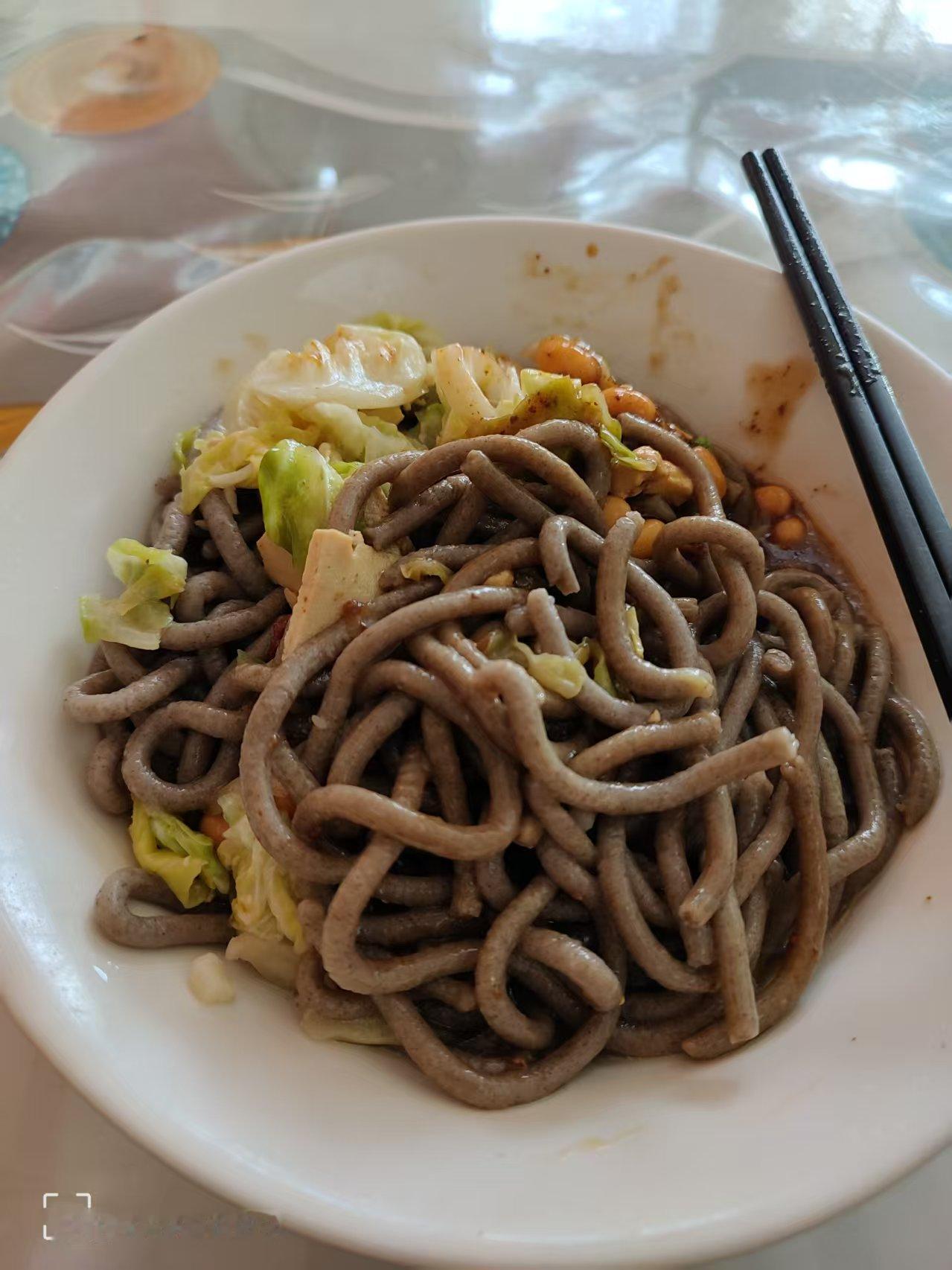 荞麦饸饹面，据说很有利于健康。恰好路过一家饸饹面店，看了看大众点评，当地人一片叫