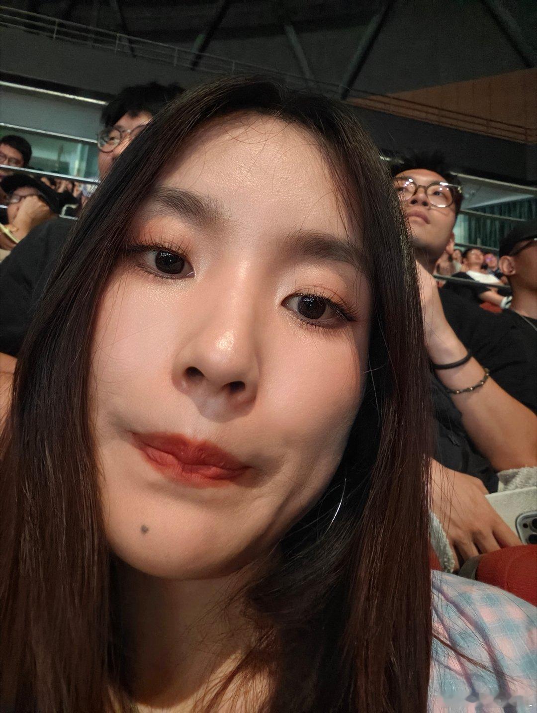 晒个自拍吧。咋样？鼻孔好看不？
