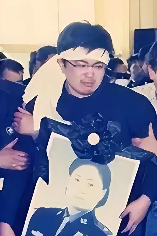 2004年那场送别，看一次哭一次：她走了，整座城都哭了

2004年，登封一场追