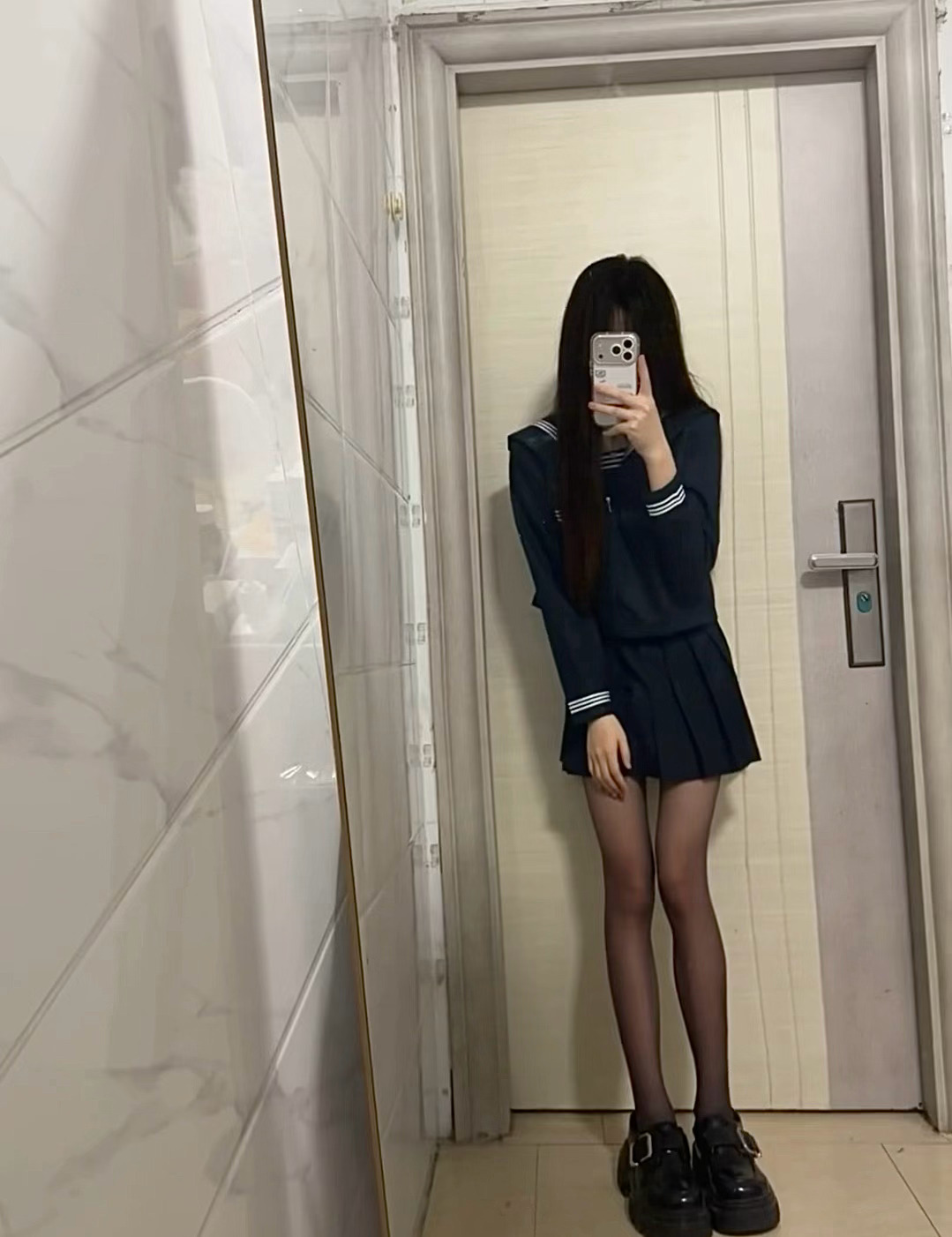 永不过时的海军领，利落百褶裙，清冷甜妹气质拉满。 ​​​[给力]  ​​​
