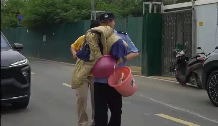烈日之下独自徒步7公里回家，这个武汉初三女孩的模样看得人心头一紧。父母忙于农活、