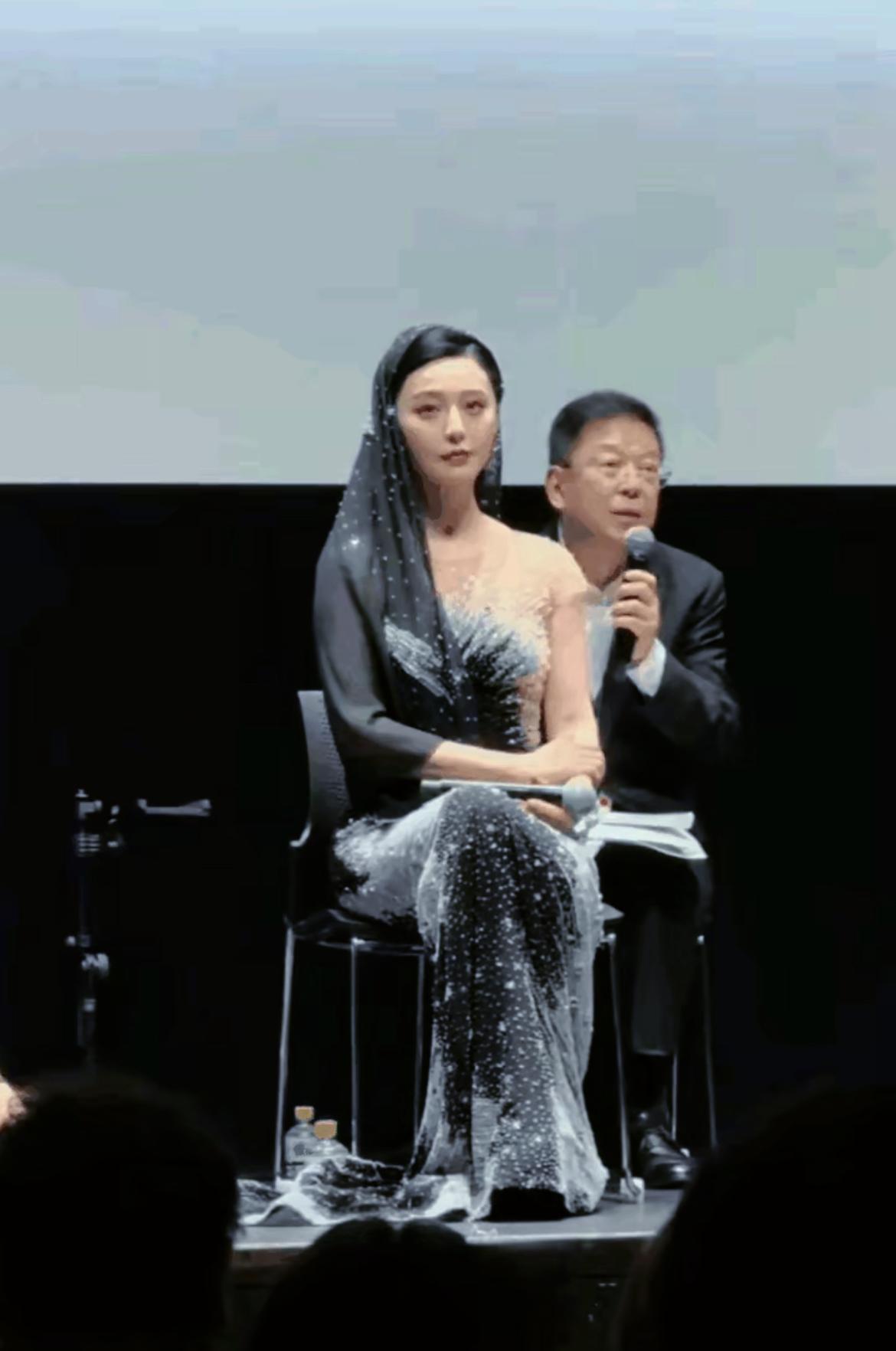 曾经有多风光，如今就有多狼狈
目光涣散、面无表情，半点当年的神采都不见，活成了“