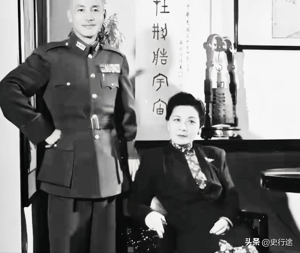 蒋介石大宋美龄10岁，宋美龄大蒋经国13岁，但他们三人看起来好像同龄人。显年轻的