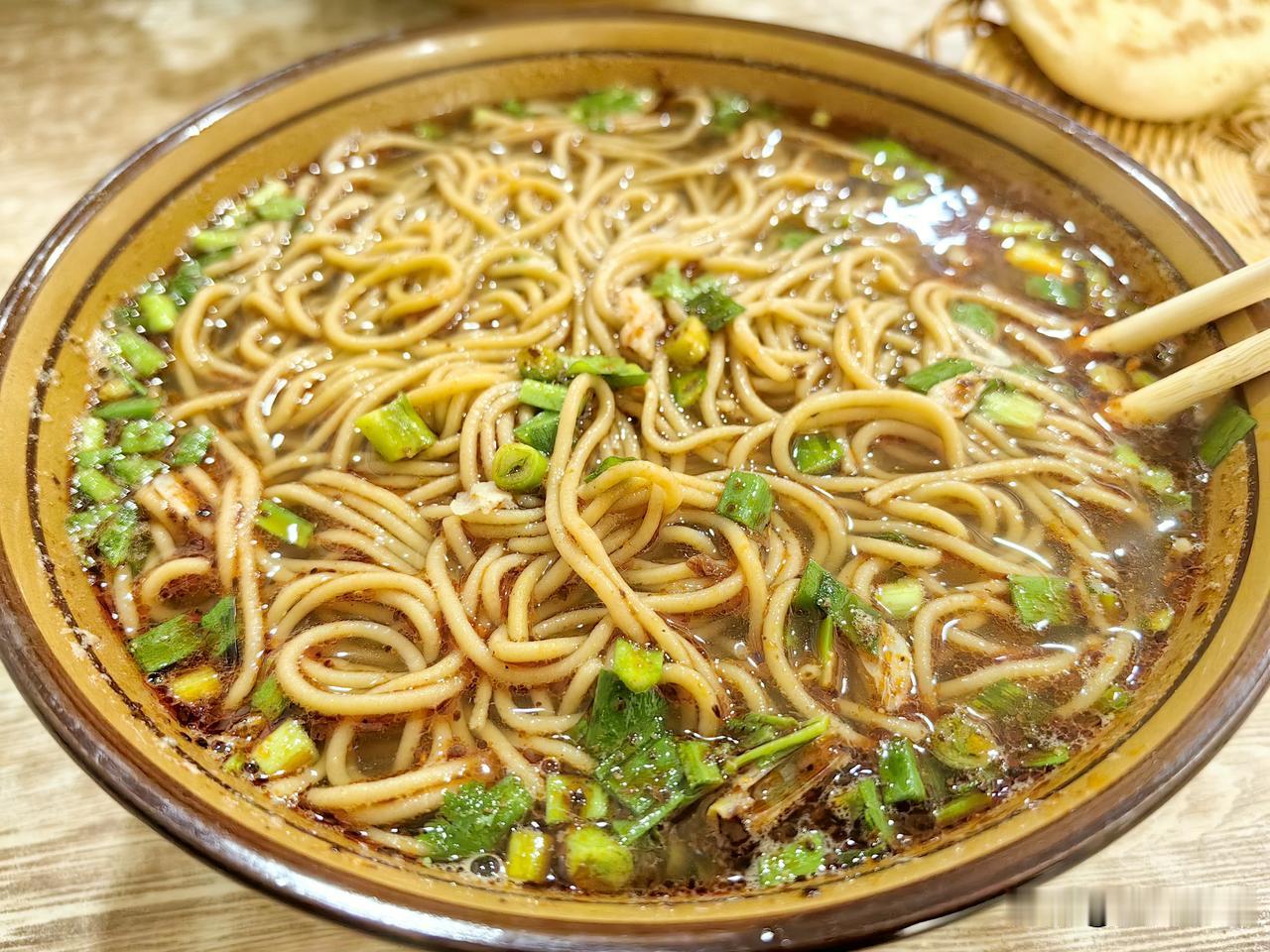昨天中午午饭比较简单，一碗南七饸络，七元钱解决。
为什么选择它，一是中午比较热，
