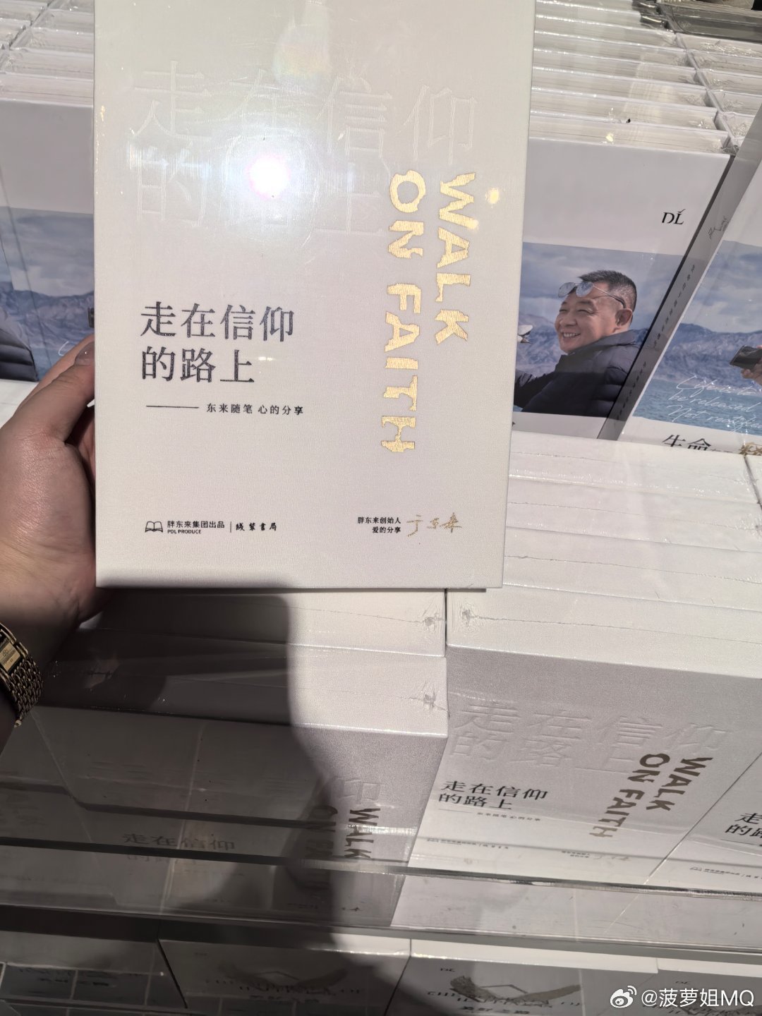 胖东来生活馆店和时代广场店挨得很近，十字路口一个左拐，一个右拐，以后无非就是时代