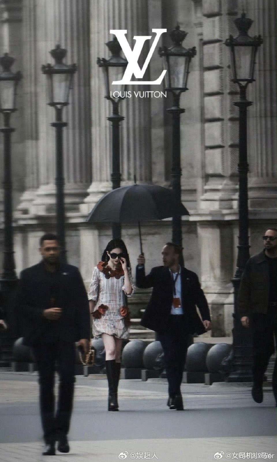 刘亦菲撑伞神图刷了好几天了 还是看不够刘亦菲真美呀（但衣服是真一般…幸亏是刘亦菲