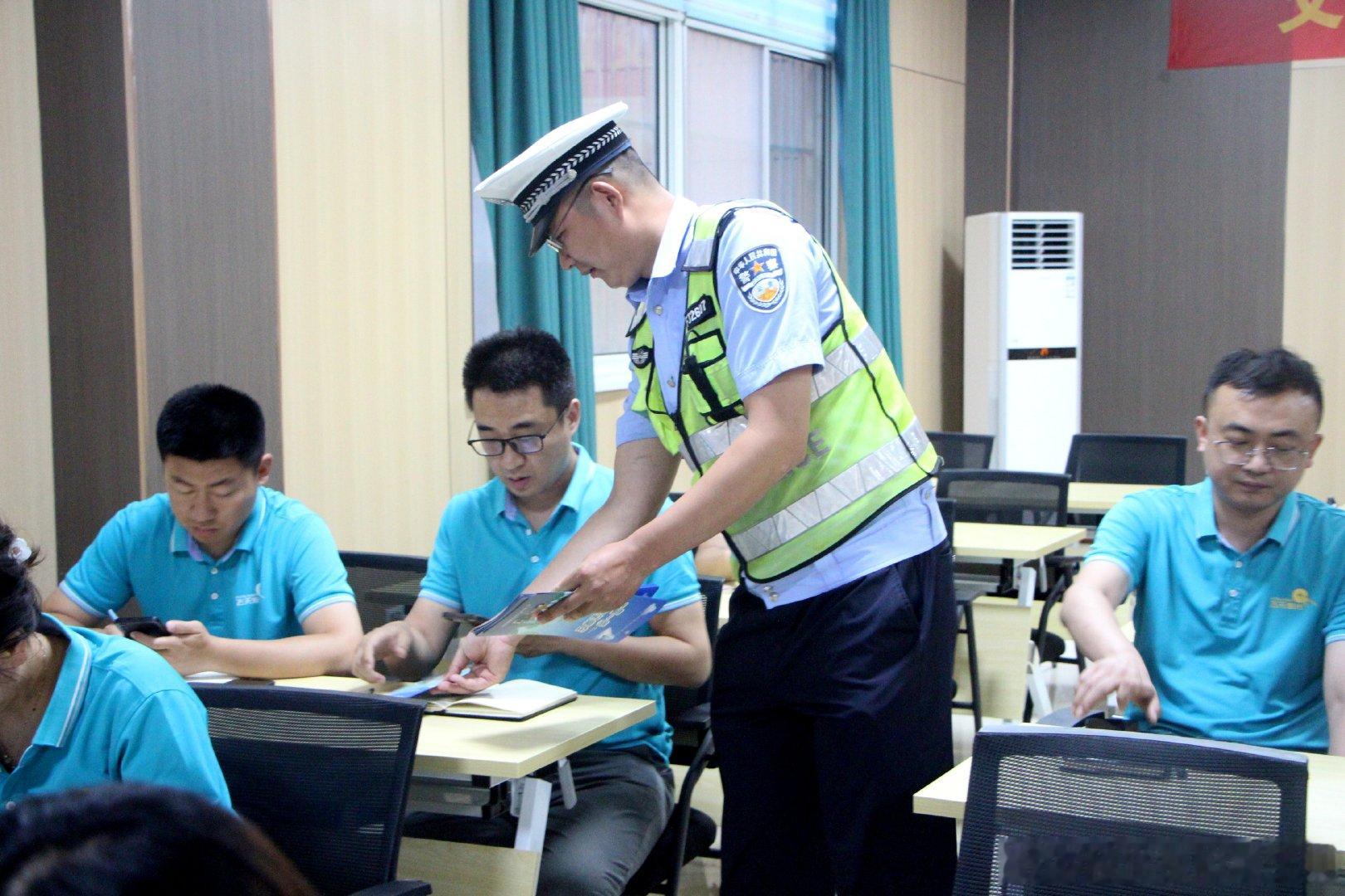 月亮警官普法说 [月亮]早出晚归务工忙，安全出行不能忘。晚安！[努力]安全警戒线