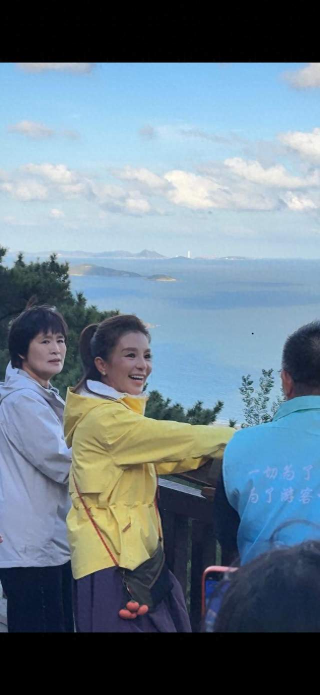 央视主持人朱迅登崂山赴重阳之约，山海间感受青岛烟火
