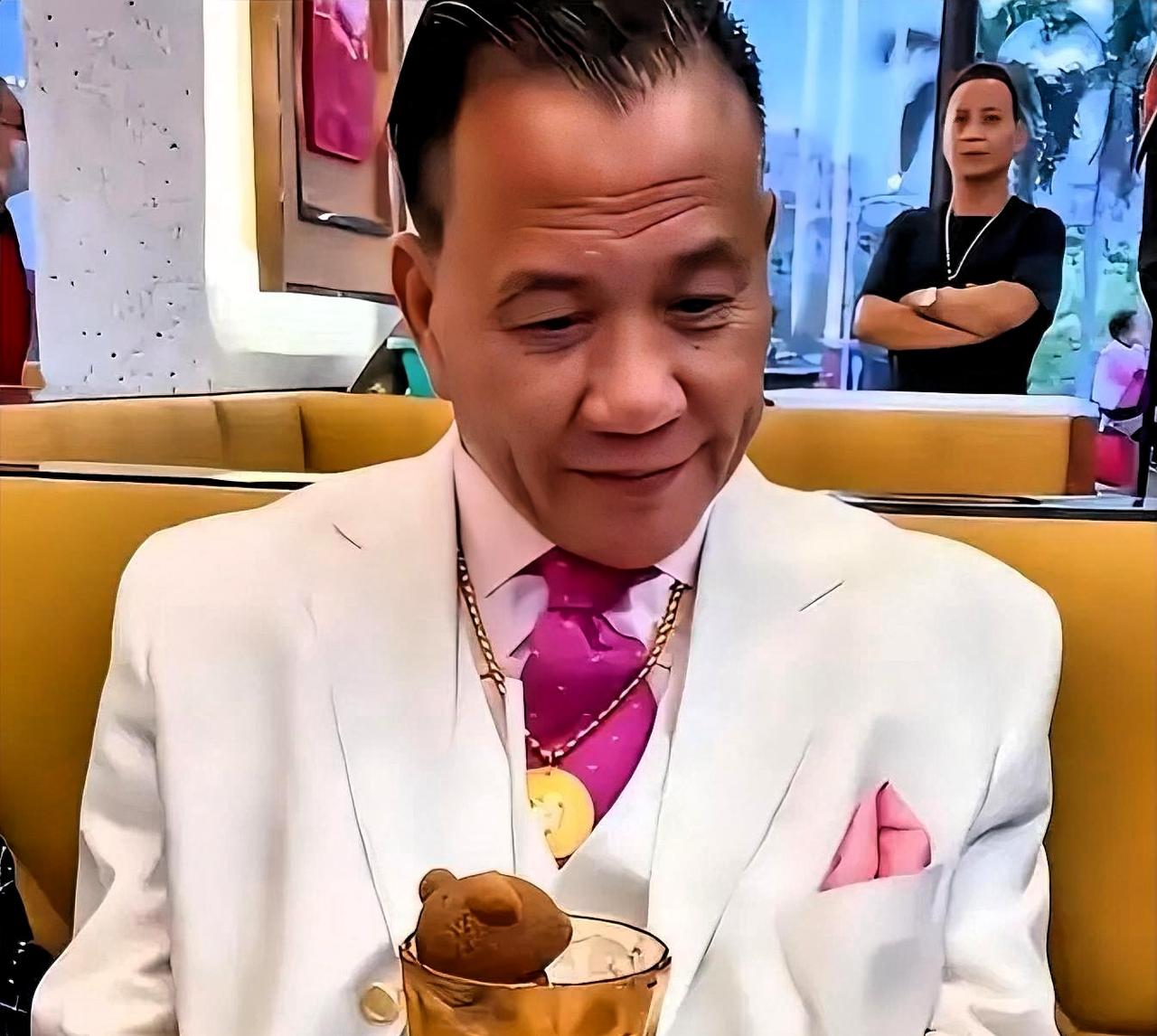 万梓良商演捐款17年

当年捧红周星驰的大哥

如今一场演出只留1万5

其余全