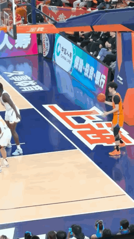 我一直不理解，王哲林比赛中经常在篮下上篮不进，为啥他不直接扣篮呢？
直到我查了一