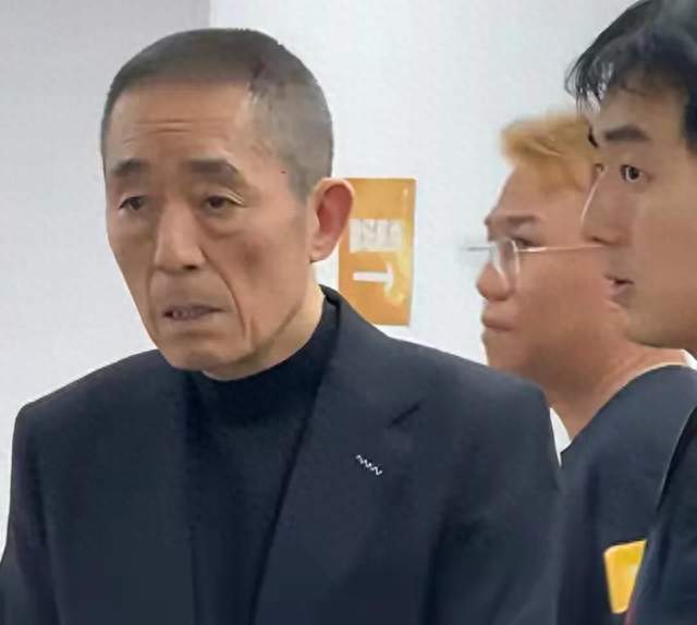76岁张艺谋手抖下台阶，75岁张纪中直播卖货：名导晚年，谁更不甘