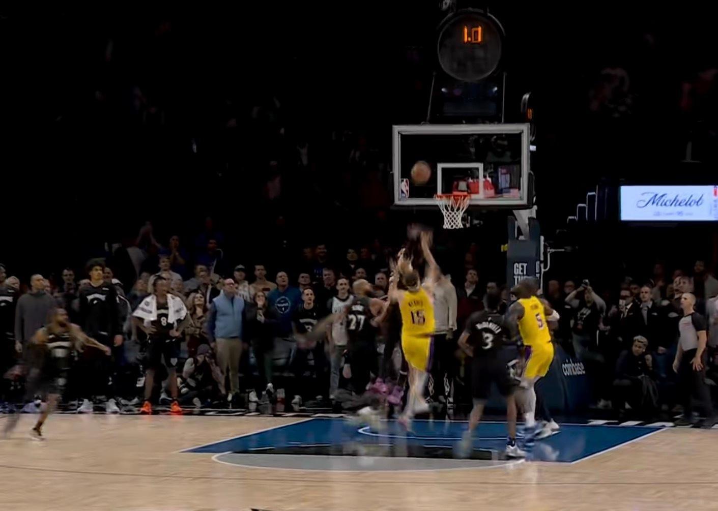 里夫斯压哨抛投绝杀，继续自己的大核心表现！华子队危，速归。 ​​​