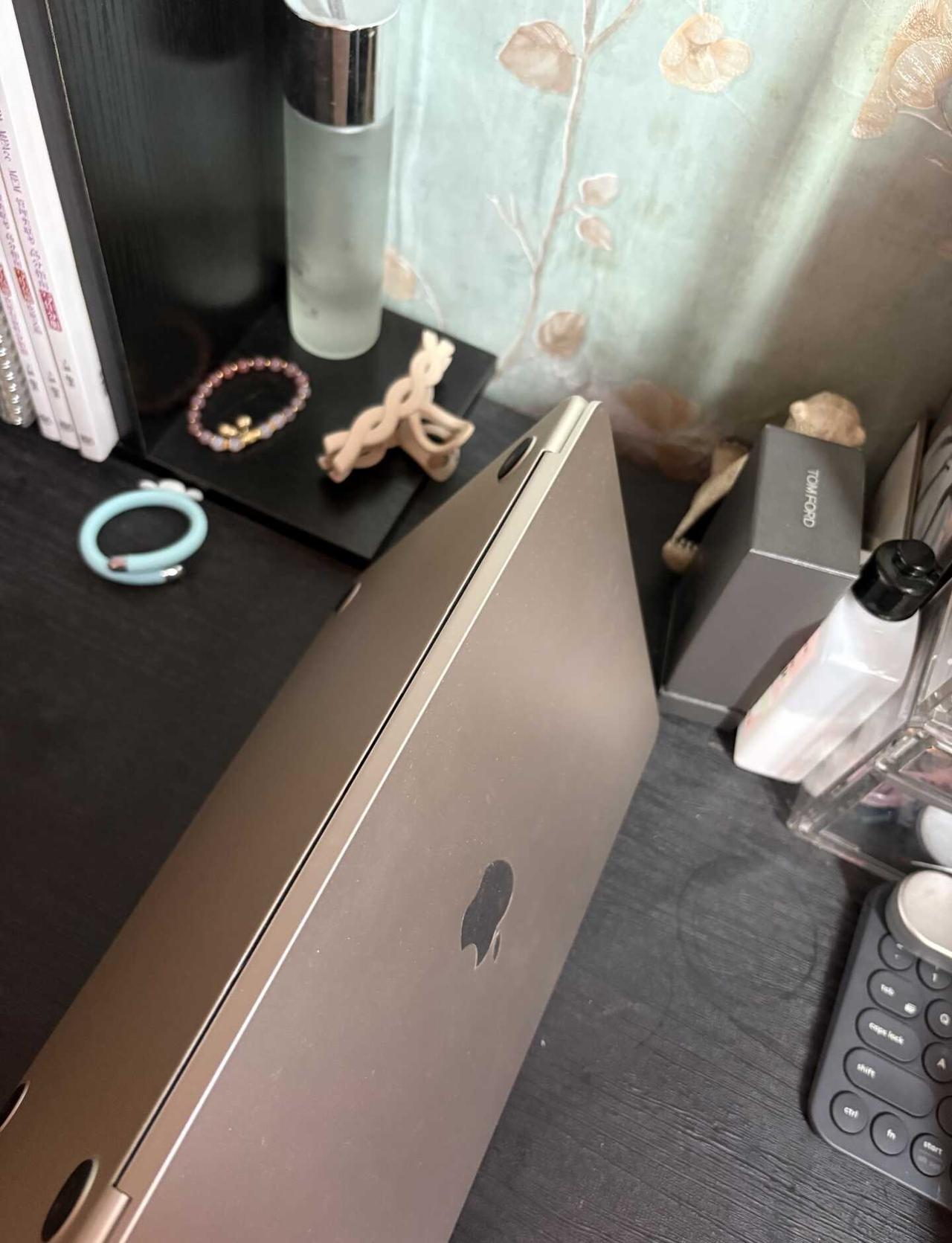 慷慨地请Macbook喝了奶茶！
昨晚贪杯 顺带也请Macbook喝了奶茶
也算