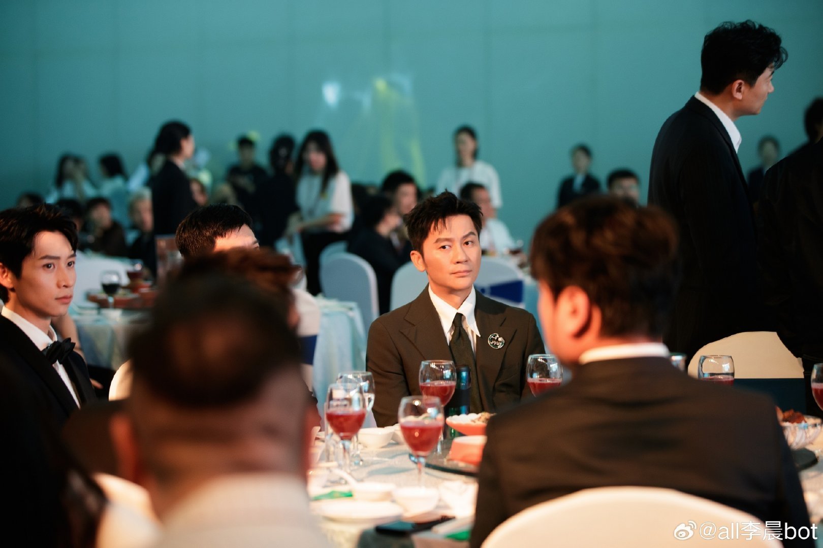 李晨试水AIGC创作这还是那个不会点外卖的大黑牛吗从不会点外卖到制作AIGC短片