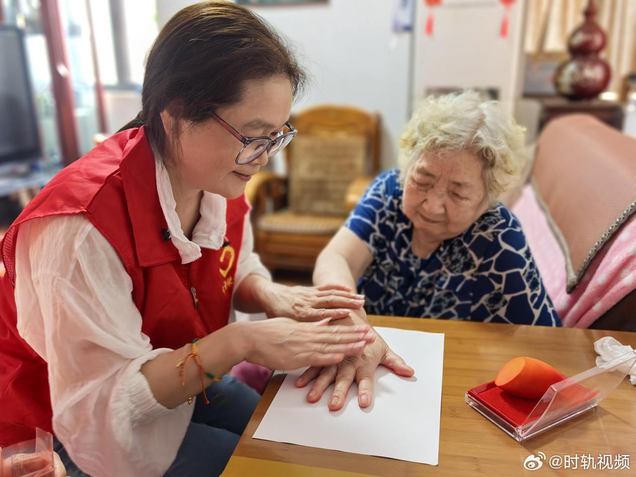 【宁波志愿者半年采集73位志愿军老兵手模 】6月30日，宁波方太志愿者将73枚志