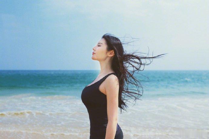徐冬冬订婚啦！她发博说：“婚礼专用饮料，我们椰汁。”  笑死。姐这算和椰汁相互成