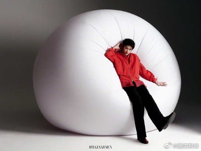 周柯宇远看有腿近看有颜从角色到时尚封面，周柯宇的成长轨迹清晰亮眼，李雾的长尾效应