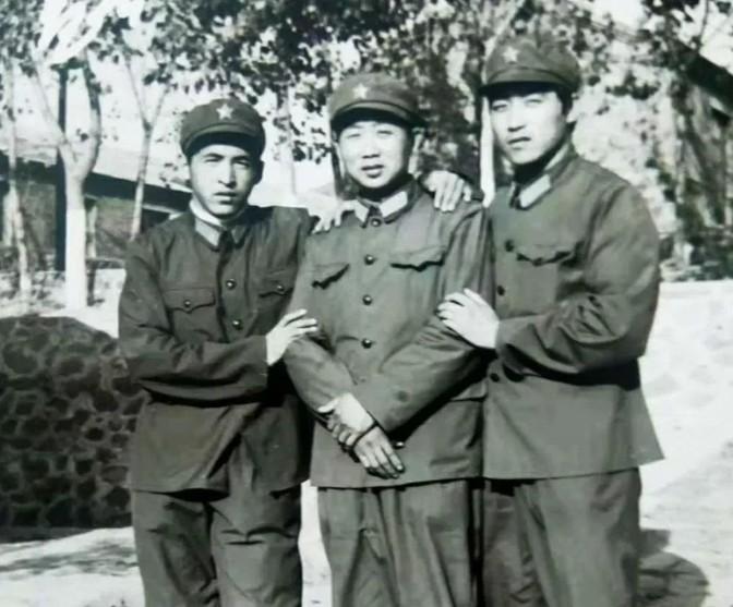 四十年前的老战友，最近又聚在一起了！前几天和战友们吃饭，我给这三位兄弟拍了个合照