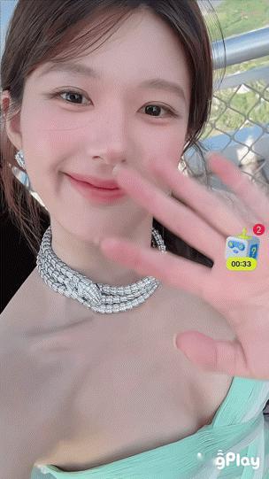内女星对镜头打招呼，赵露思的甜美、田曦薇的灵动、周也的清冷、金晨的大气、鞠婧祎的