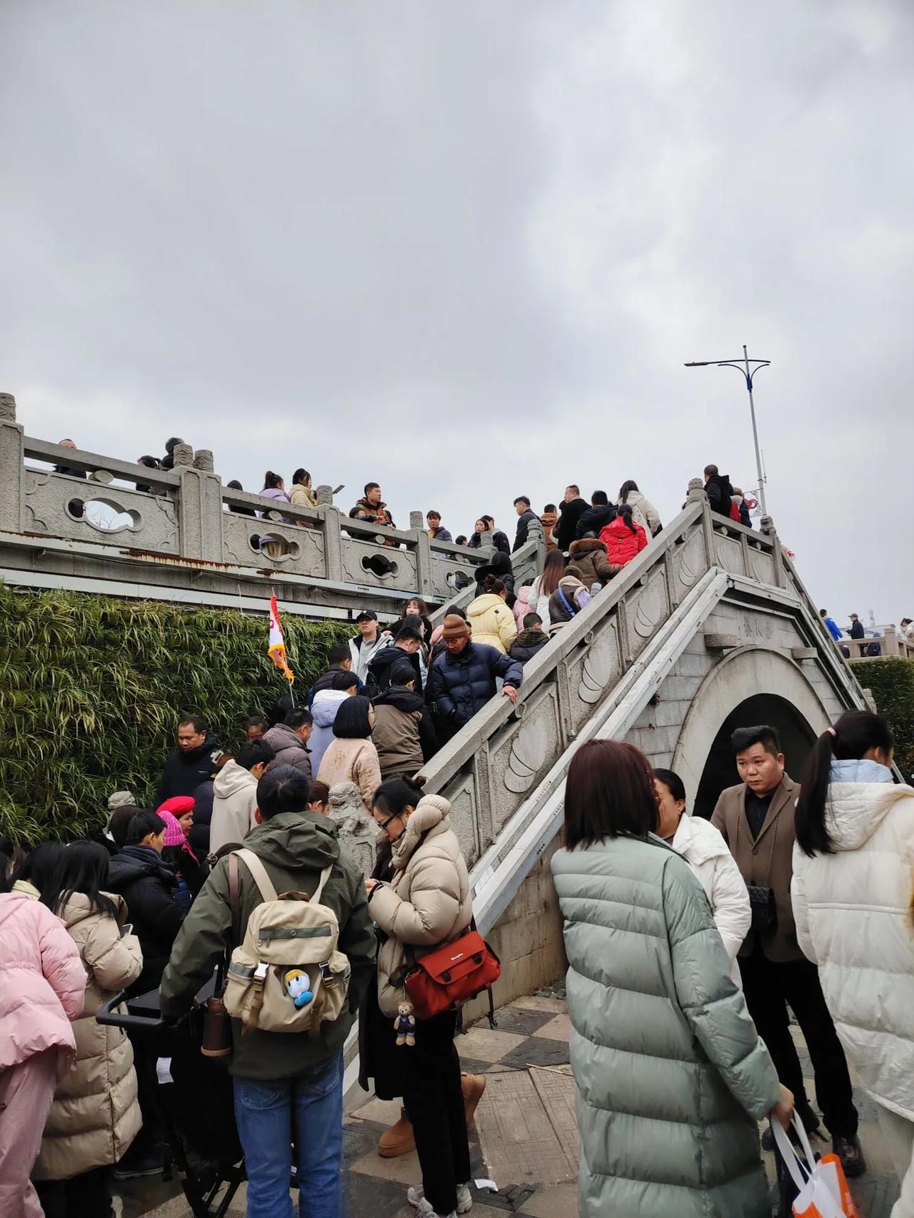 第一次来到苏州过年，着实把我吓了一跳，原来南方人都穿羽绒服，而且是长款羽绒服，里