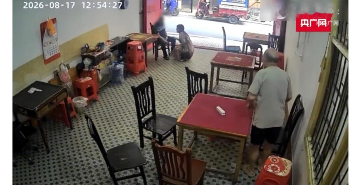 店家都要安高清监控，如果衡阳棋牌室没有监控就惨了。视频显示店家12：54发现进店