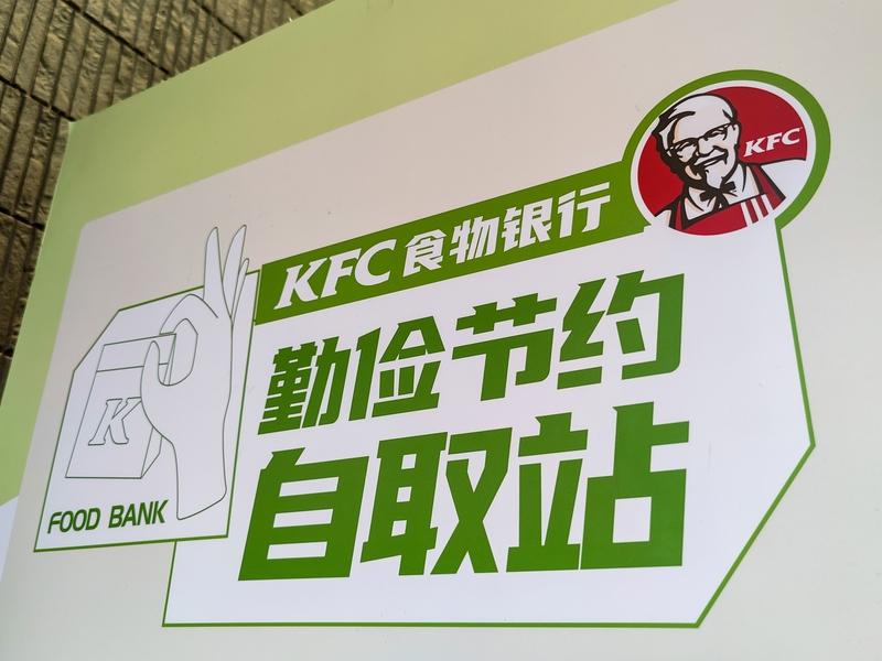 我才不会笑话吃完饭打包的人。在我看来，这是超棒的行为。珍惜食物、拒绝浪费，这是对