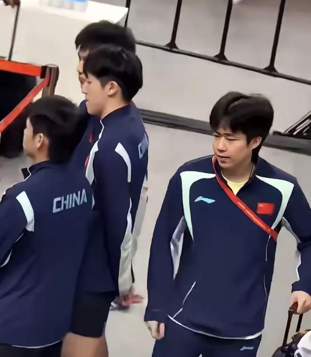 【大头挺坏的，路过采访区，悄悄给林诗栋一拳】林诗栋、温瑞博、黄友政三人并排站着，