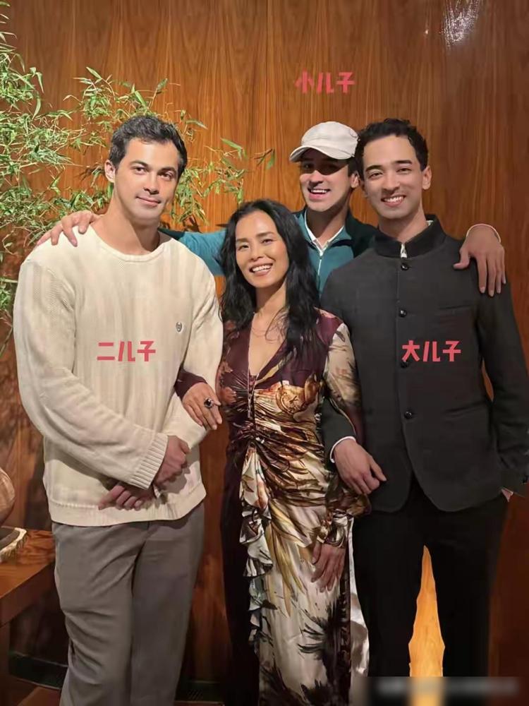 韦唯庆祝62岁生日，三个儿子整整齐齐的从国外回来给她庆生。

刷到这组照片时，我