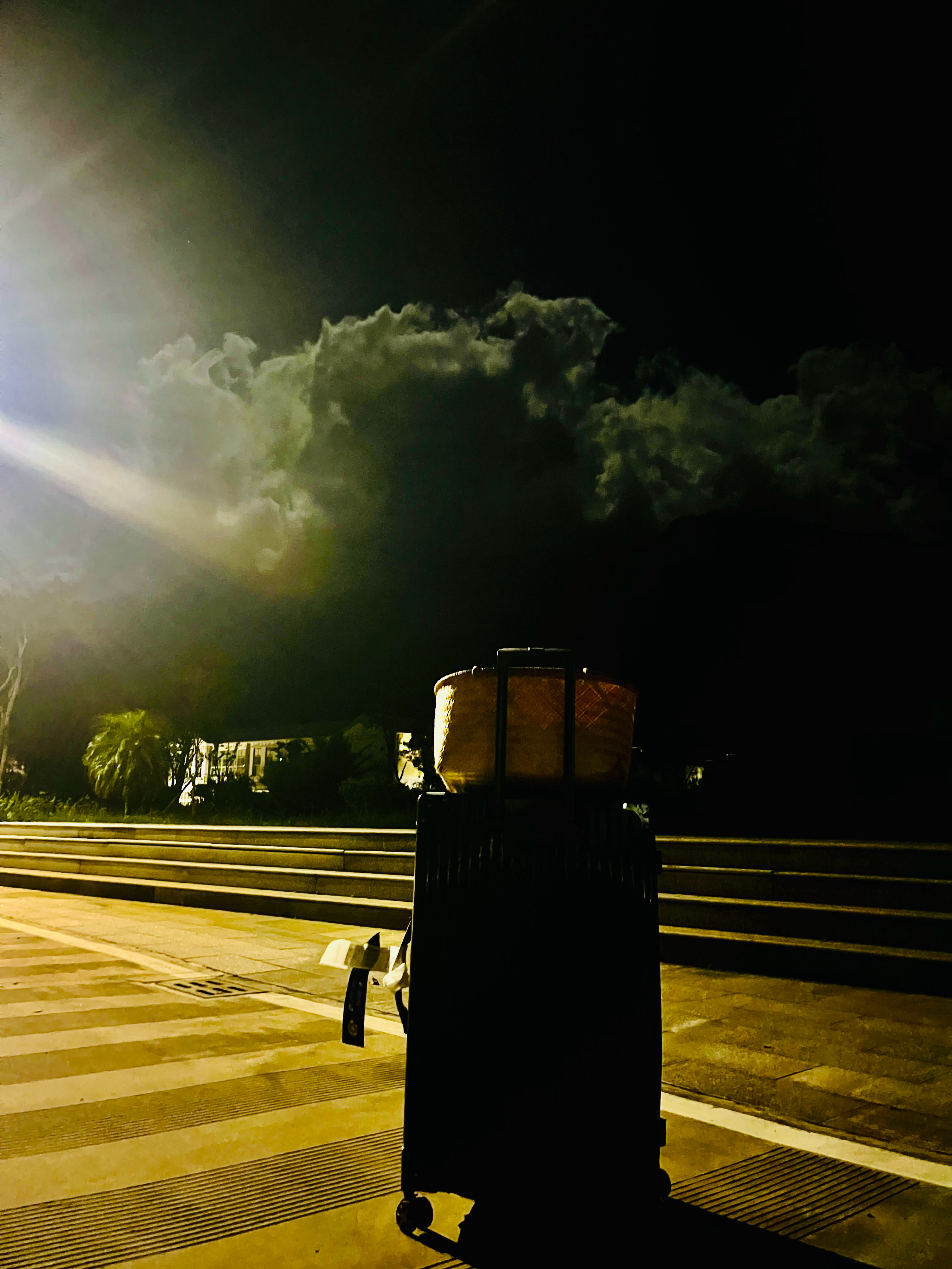 人间俯仰，团圆几如故？清时良夜，可爱湖山风物。孤月听虫响，宇宙若萍浮。肺腑去尘，