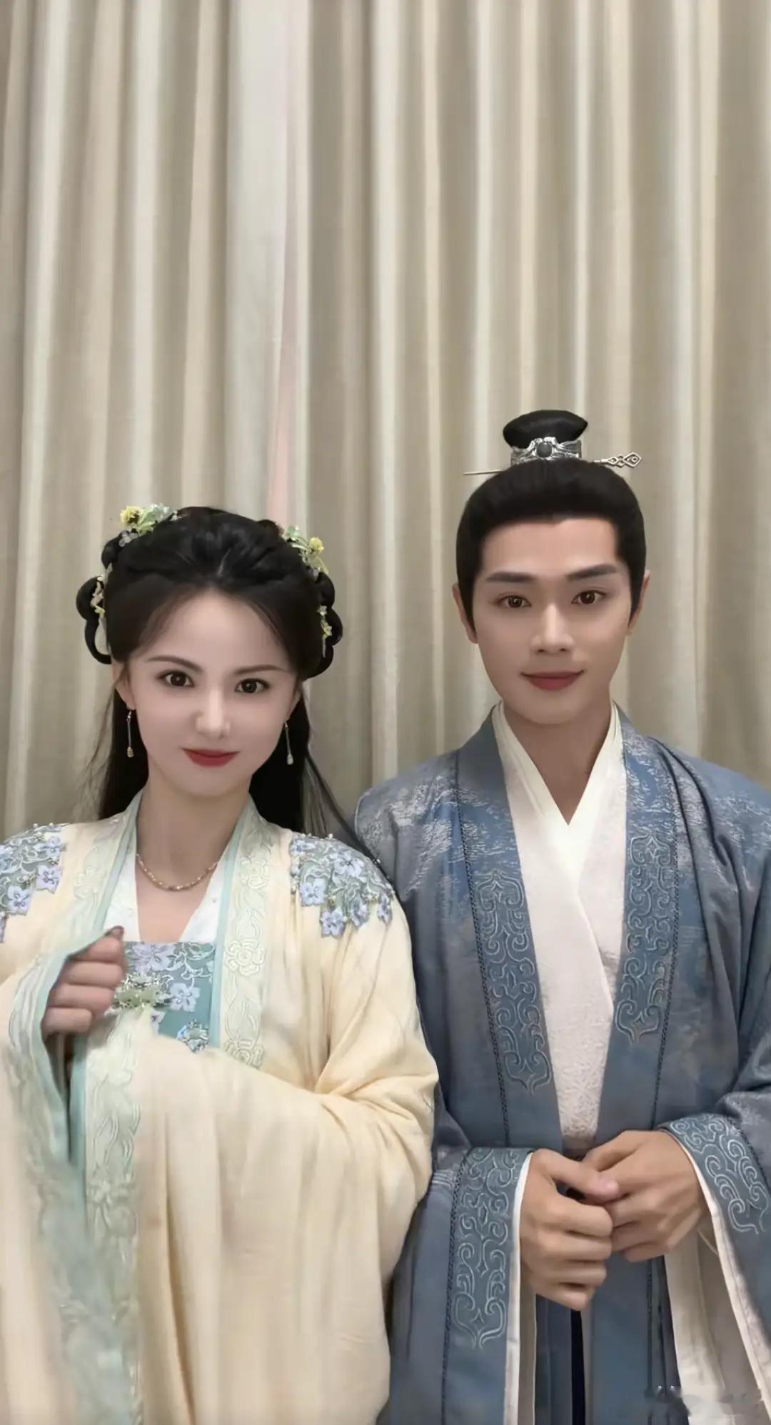 曹骏和黄日莹同框甜度超标！合照亮眼又好嗑，不管是剧里互动还是私下同框，都像小太阳