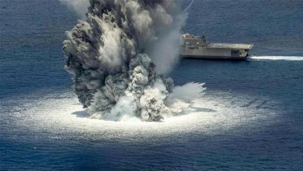 10月18日，特朗普在社交媒体上喊着美军摧毁了艘“运毒潜艇”，还附了段爆炸沉水的